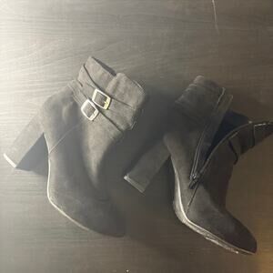 Christian Siriano Women's Waylan Black Double Buckle Zip Ankle Bootie Boots 8.5M